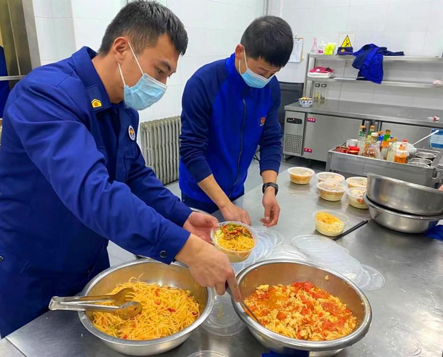 消防指戰(zhàn)員分裝送往一線的餐食。蘭州市消防救援支隊供圖