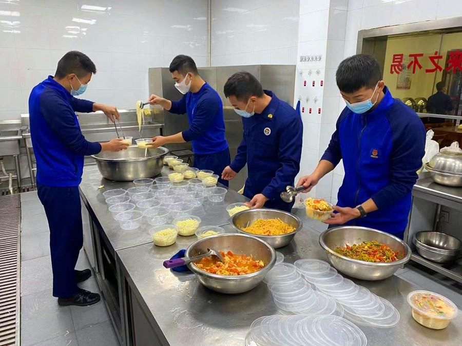 分裝餐食。蘭州市消防救援支隊供圖