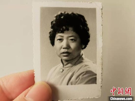 圖為20世紀80年代，蘭州照相館拍攝的人物肖像照，如今仍然有很多人選擇拍攝這樣的照片留作紀念。　王牧雨 攝