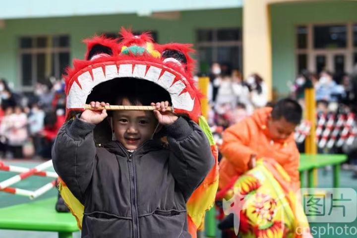 2月21日農(nóng)歷二月初二，甘肅蘭州，小朋友戴“獅子”頭套，準(zhǔn)備體驗(yàn)“舞獅”表演。當(dāng)日，甘肅省婦聯(lián)保育院舉行“二月二 龍?zhí)ь^”親子民俗體驗(yàn)活動(dòng)。 中新社記者 九美旦增 攝