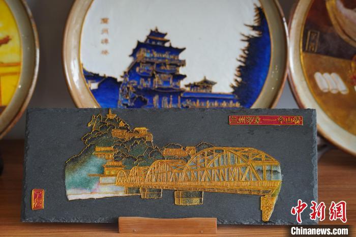 圖為李海明工作室內(nèi)展出的掐絲琺瑯畫作品?！【琶赖┰?攝